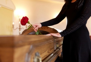 Что раздают на похоронах: символизм традиции