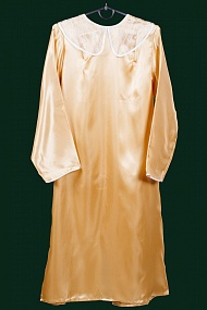 Платье ритуальное с кружевным воротником (атлас)